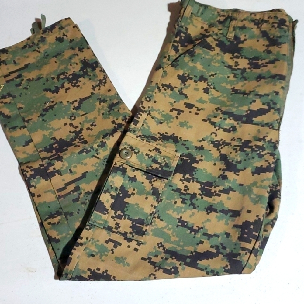 Military Cargo Sz 28-32" Width x 30.5 Length‎ Pants with cinchable hem lengths.